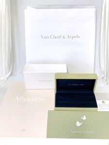 Van Cleef & Arpels Armband Geschenkbox Set mit Tasche, Band, Etui & Katalog #01 - Bild 1 von 24