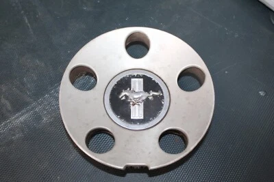 05 06 07 08 09 Ford Mustang GT alloy wheel center cap faded - Imagem 1 de 4