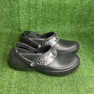 Zuecos de trabajo Crocs para mujer talla 6 Mercy negros plateados con estampado floral sin cordones en la espalda - Imagen 1 de 7