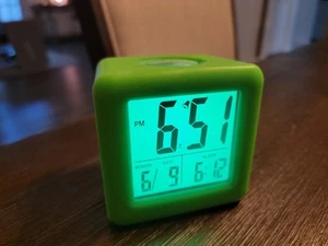 Digitaler Wecker mit Schlummerfunktion & Nachtlicht grün 3x3 Würfel - Bild 1 von 4