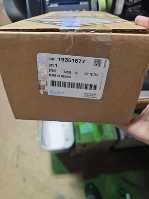 Cadillac Escalade GMC Yukon комплект натяжителя бокового ремня безопасности под правую руку новый от оригинального производителя 19351677 - Изображение 1 из 4