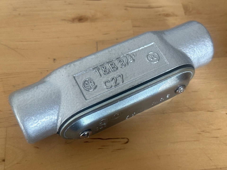 Corpo de saída de conduíte THOMAS & BETTS C27CG-TB com tampa e junta de ferro 3/4 polegadas T&B novo - Imagem 1 de 1