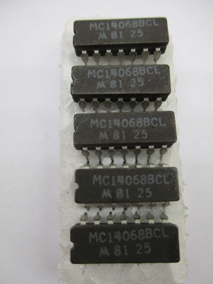 5 Stück MC14068BCL NAND-Gatter mit 8 Eingängen - Bild 1 von 1