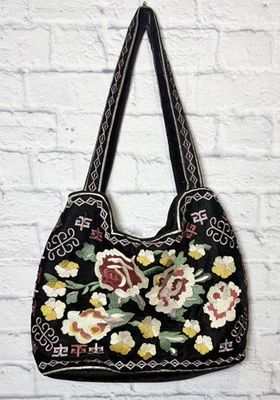 Bolso Hobo Bohemio Earthbound Trading Co Floral Bordado Terciopelo Negro Foto 1 de 4