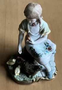 Skulptur eines Seeigelmädchens füttert Hühner - Bild 1 von 6