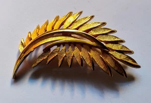 Vintage Gold Tone Curved Fern Leaf 2" Brooch Pin - Picture 1 of 2