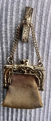 Monedero vintage victoriano ornamentado de malla Chatelaine con cadena con clip Foto 1 de 4