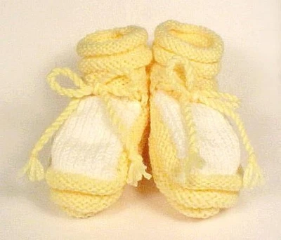 Botines de bebé HandKnit amarillo blanco 4" de largo hechos a mano tejidos a mano lavables acrílicos Foto 1 de 4