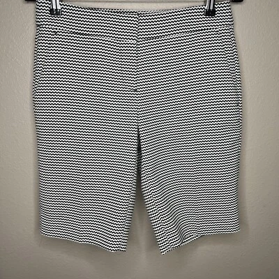 Bermudas elásticas de tiro medio a rayas blancas y negras Ann Taylor para mujer talla 2 Foto 1 de 4