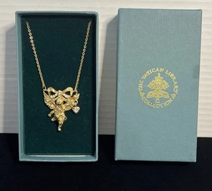 Vatikanische Bibliothek Sammlung Cherub Engel mit Schleife/Herz Schmuck Halskette Neu im Karton - Bild 1 von 16
