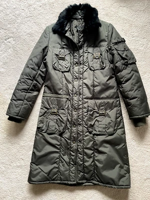 Abrigo acolchado largo marrón pequeño Rudsak para mujer capucha de piel de mapache negro Foto 1 de 4