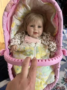 Vintage/Retro realistische Babypuppe mit Vintage Decke und Puppentrage - Bild 1 von 10