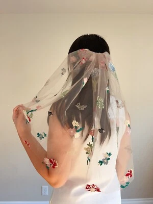 Velo corto bordado flor flores mariposa insectos velo floral jardín boda Foto 1 de 4