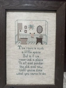 Vintage gerahmtes Kreuzstich Badezimmer. "Dieses Zimmer ist so ein wenig Platz..." - Bild 1 von 4