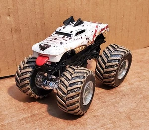 Hot Wheels Monster Jam Monster Mutt Monster Truck 1/64 - Picture 1 of 8