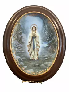 Plato Bradford Exchange Nuestra Señora de Lourdes en marco de madera Vanhygan & Smythe - Imagen 1 de 12