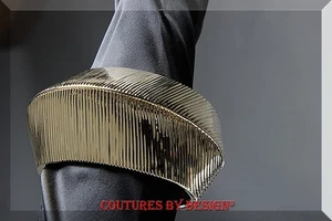 Brazalete St John Knits diseño pirámide tono dorado nuevo sin etiquetas precio de venta sugerido por el fabricante 135 USD - Imagen 1 de 2