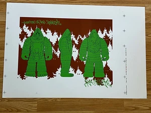El Fantasma del Bosque Bigfoot Un Juguete Monstruo Prueba Impreso Póster Prueba Sin Cortar - Imagen 1 de 16