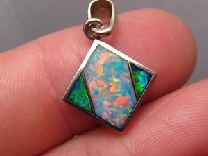 Colgante de ópalo de 3,0 quilates, oro blanco macizo de 14 k, impresionante patrón - Imagen 1 de 11
