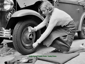De colección Encantadora Mujer Cambiando Neumático en Coche 8.5x11 Foto Impresión Sexy Dama Mecánica - Imagen 1 de 1