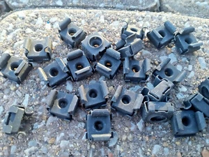 Dadi per gabbia in ossido nero 10-32 clip-in confezione da 24 SPEDIZIONE USA - Foto 1 di 4