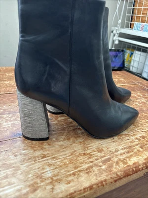 Botín Alice And Olivia Delanie Tacón Encadenado $720 Negro Plata Talla 8 Botas Foto 1 de 4