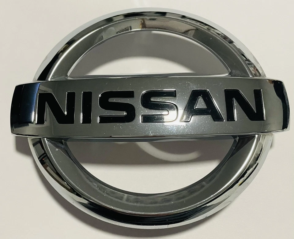 Nissan Altima 2007-2013 emblema de parrilla delantera 62890-JA000 Foto 1 de 4