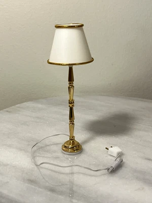 Lámpara de pie alta de latón miniatura para casa de muñecas luz y pantalla blanca 12V LEER Foto 1 de 4