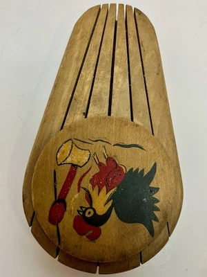 Gallo de colección años 60 con soporte para cuchillo de madera de hacha. I/1 Foto 1 de 4
