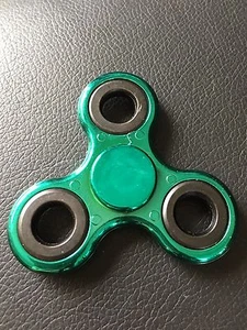 Spinner manual triple dedo metalizado verde juguete giratorio inquieto rodamiento de acero - Imagen 1 de 1