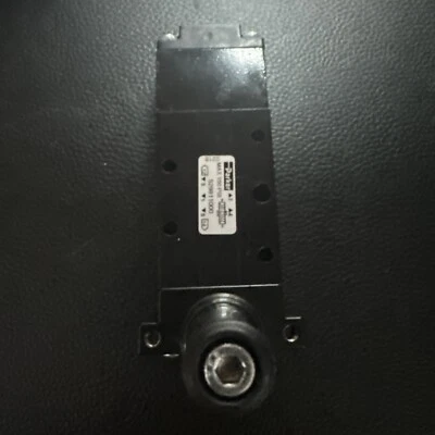 Parker 521831000 Manual Air Control Valve,4-Way,1/4In Npt - Image 1 of 4