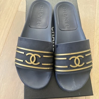 CHANEL CUBIERTA SOLAR ORO MARINO LOGOTIPO CC TOBOGANES Talla 42 (12 EE. UU.) G34355X52931 Foto 1 de 4