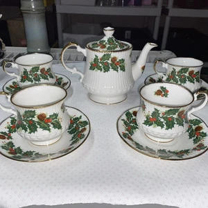 Vintage 1970s, Queens Bone China, Rosina “YuleTide" Cup & Saucer 4& Mini Teapot - Picture 1 of 24