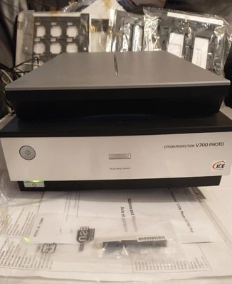 Escáner fotográfico plano Epson Perfection V700 J221A con adaptador de corriente/accesorios Foto 1 de 4