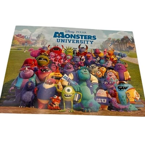 Disney Store Autentico Pixar Mostri Università Set di 4 Litografie NUOVO Folder - Foto 1 di 7