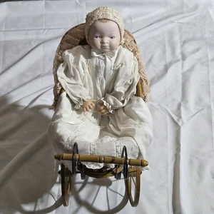 Vintage Baby Puppe Biskuit Korb Kinderwagen Kinderwagen Taufe Spitze Outfit - Bild 1 von 12