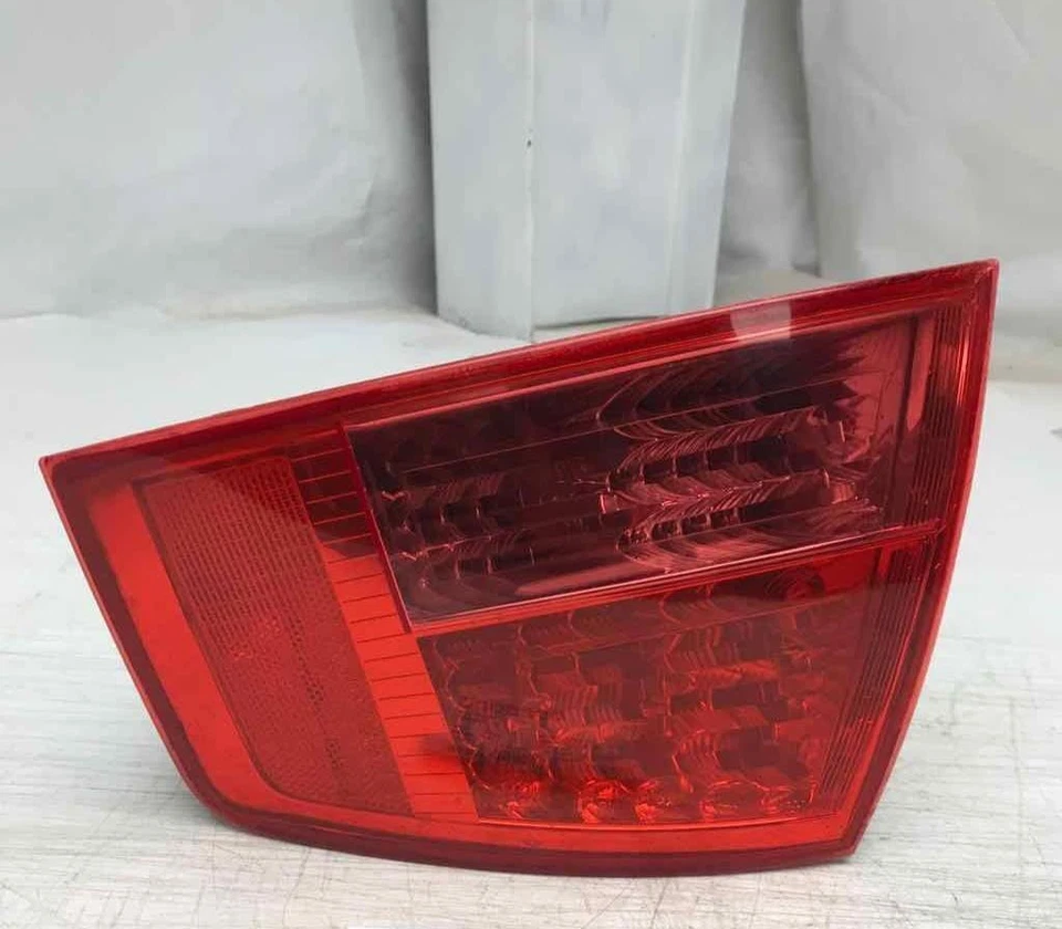 Оригинальный задний фонарь в сборе на четверть панели для Audi A8 RH 2003–2007 годов выпуска - Изображение 1 из 4