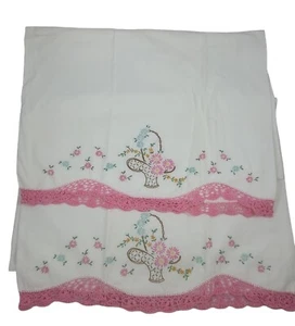 Vintage bestickter Blumenkorb Kissenbezüge rosa gehäkelte Kante Kissenhülle Set - Bild 1 von 6