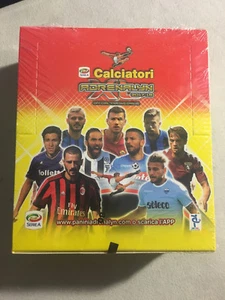 CALCIATORI PANINI ADRENALYN XL 2017 2018 BOX SCATOLA 24 BUSTINE NEW SIGILLATO - Foto 1 di 3