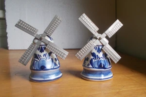 PAIR OF BLUE DELFT POTTERY WINDMILL SALT & PEPPER SHAKERS WITH METAL BLADES - Picture 1 of 6