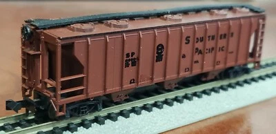 Minitrix N Scale - Southern Pacific (SP) - 47' Covered Hopper Car - Image 1 of 4