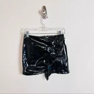 Minigonna AKIRA nera liquida nera arricciata pelle PU - Foto 1 di 12