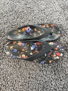 Sandalias Crocs Kadee Para Mujer 8 Gráficas Florales Informales Básicas Correa Negra - Imagen 1 de 6