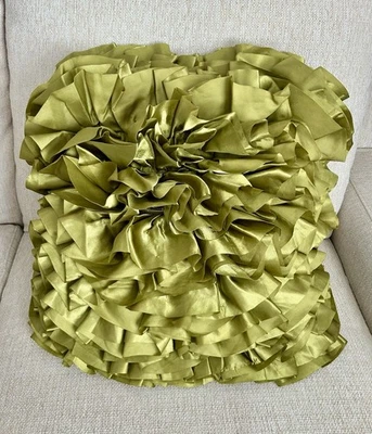 Almohada grande cuadrada con volantes de satén Pier 1 decoración Foto 1 de 4