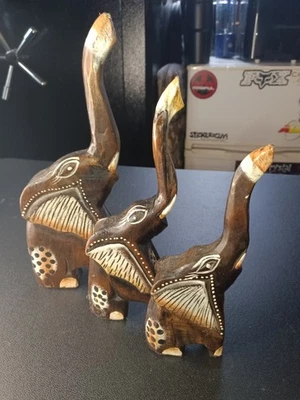 Hermosa estatua africana Art Deco de elefante oscuro de madera tallada tronco largo conjunto de 3 piezas Foto 1 de 4