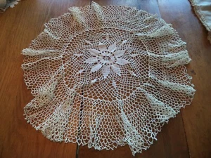 VINTAGE ROUND CROCHETED DOILY TABLE RUNNER 19.5 INCHES ACROSS - GOOD SHAPE - Picture 1 of 6