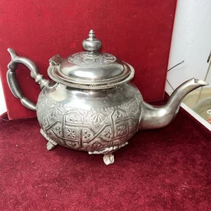 Tetera vintage marroquí de plata con 4 patas hecha por Shamsi Abd Al Haq - Imagen 1 de 11