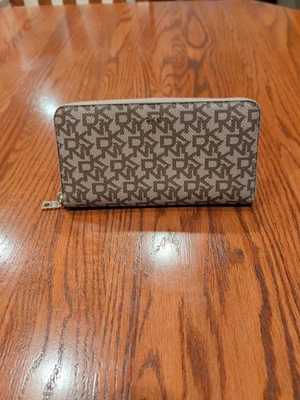 CARTERA DKNYLARGE CLÁSICA CON LOGOTIPO COMPLETO CREMALLERA 12 Tarjetas de Crédito Cambio Bolsillo Foto 1 de 4