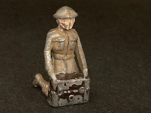 Kneeling Soldier With Generator By Crescent (Yellow 584) Missing End Of Leg - Picture 1 of 9