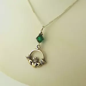 Collana Claddagh Argento Sterling Irlandese Verde Smeraldo Realizzata con Cristallo Swarovski - Foto 1 di 3